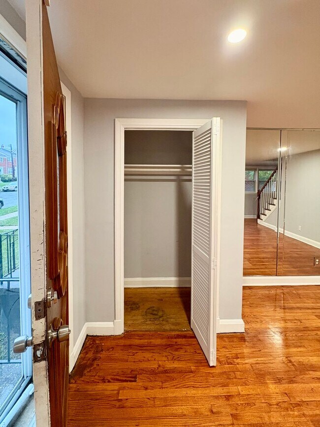 Building Photo - Spacious Townhome with Updated Kitchen & P...