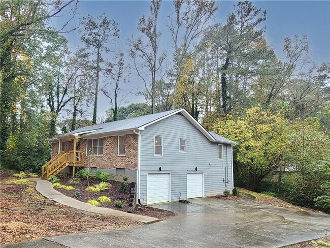 Building Photo - 2026 Mills Ln SE