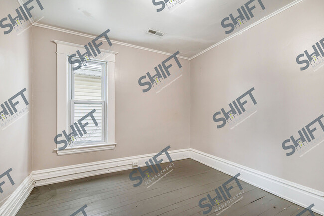 Building Photo - 1104 Jennette #2 - Cozy Upper unit!