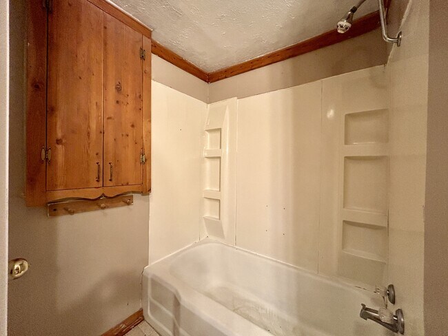Building Photo - 408 E Poplar St