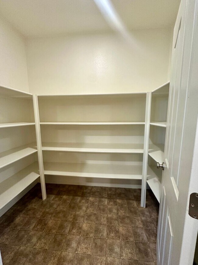 Building Photo - Spacious 3 Bedroom 2.5 Bath in HAYWARD!