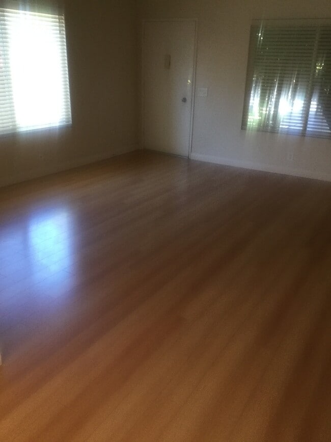 Building Photo - Corner 2 bedroom in Mission Oaks!