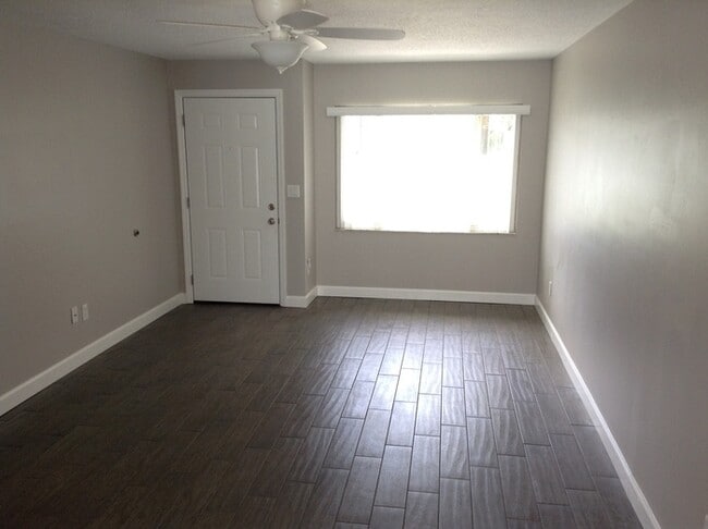 Building Photo - 2 Bedroom/2 Bathroom Recently Remodel!