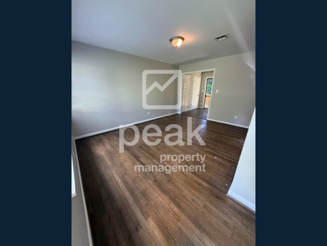 Foto del edificio - $1,275! 3Bed/ 1.5 Bath House! Located just...