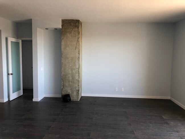 Living Room - 321 S San Vicente Blvd