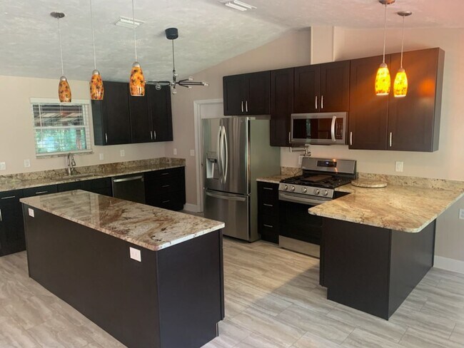 Foto del edificio - Beautifully Updated Mostly Remodeled 3 bed...