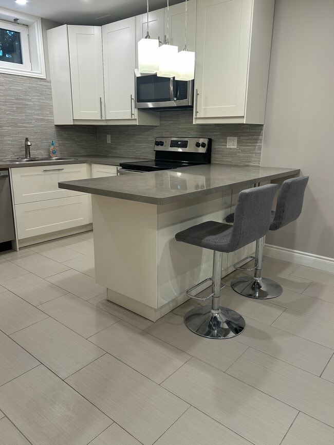 Building Photo - 2 BED - 2 BATH - HAMILTON - BASEMENT