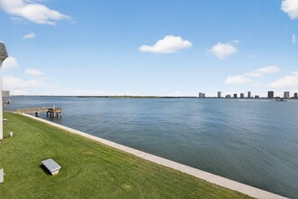 Building Photo - 100 Shore Ct