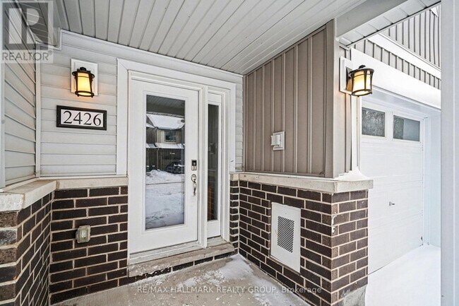 Photo du bâtiment - 2426 Watercolours Way