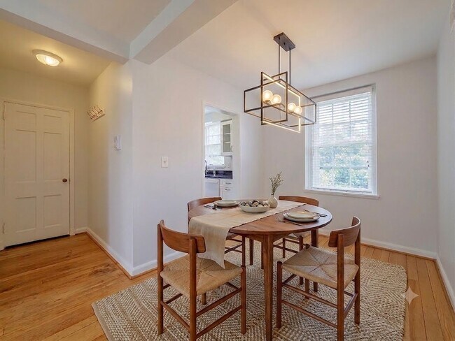 Foto del edificio - Sunny & Renovated 2BR 1BA in NW DC McLean Gardens Oasis!