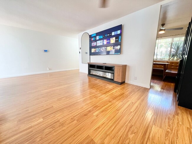 Building Photo - Charming 1BD + Den Condo in Bluff Park – Secured Parking & Prime Coastal Location