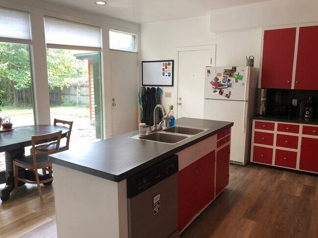 Foto del edificio - 130 College Ave NE