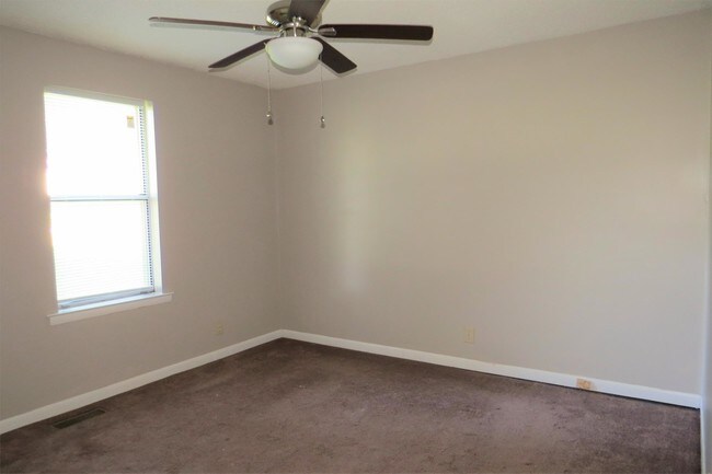 Building Photo - 1480 Valley Ridge Dr W