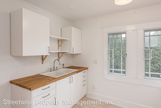 Building Photo - 2 br, 1 bath House - 2723 NE Schuyler St