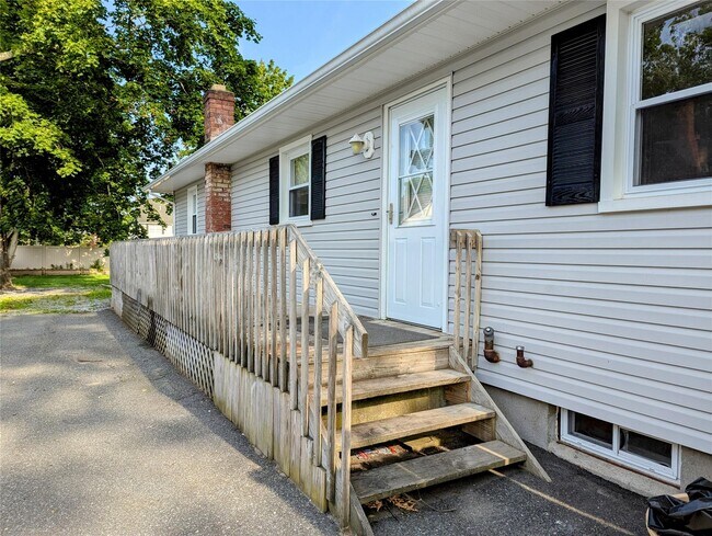 Building Photo - 139 Pine Neck Ave