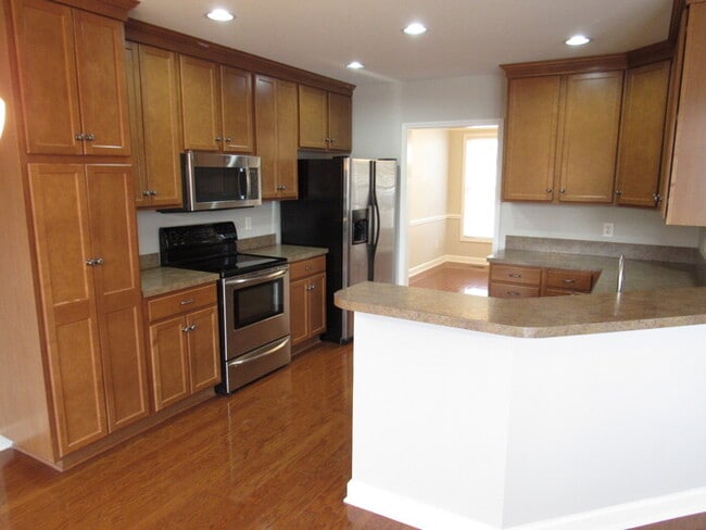 Building Photo - Large Hermitage home in Walden Woods- beau...
