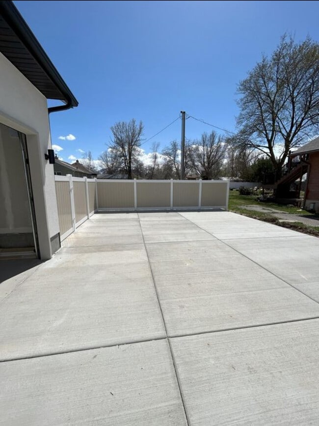 Building Photo - 288 E Center St