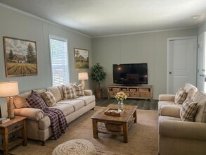 Building Photo - 11440 Oakgrove Dr
