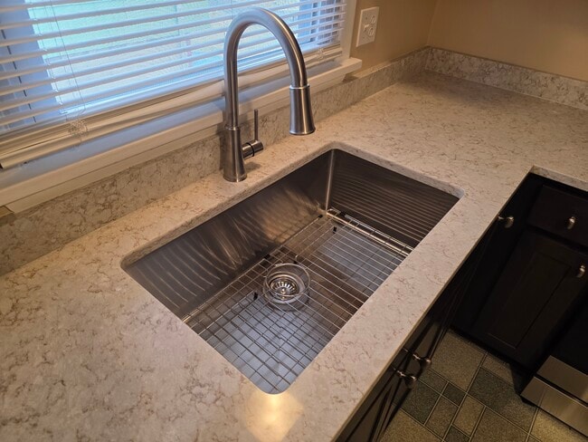 Building Photo - 65 Valley St