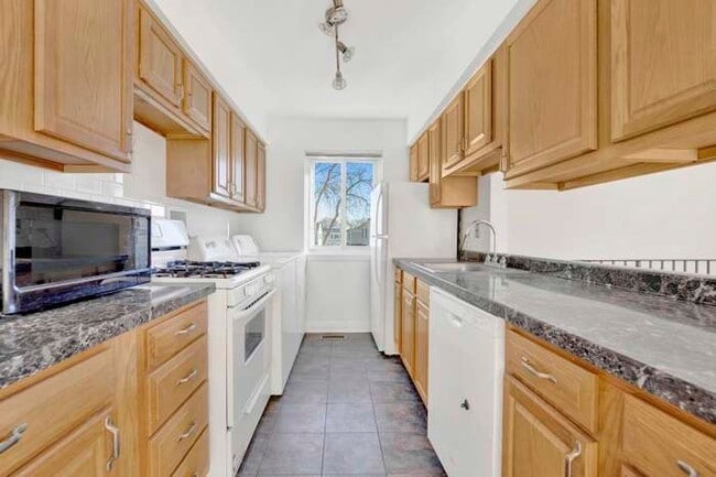 Building Photo - 1417 Cove Dr