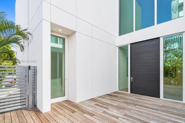 Building Photo - 1011 W 48th St