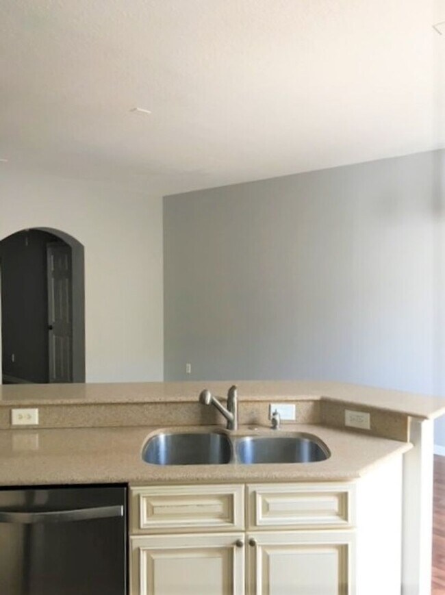 Building Photo - Beautiful 4/3 Townhouse in Winter Garden