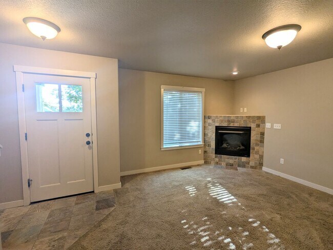 Foto del edificio - Gorgeous 3x2 townhouse, single-car garage,...