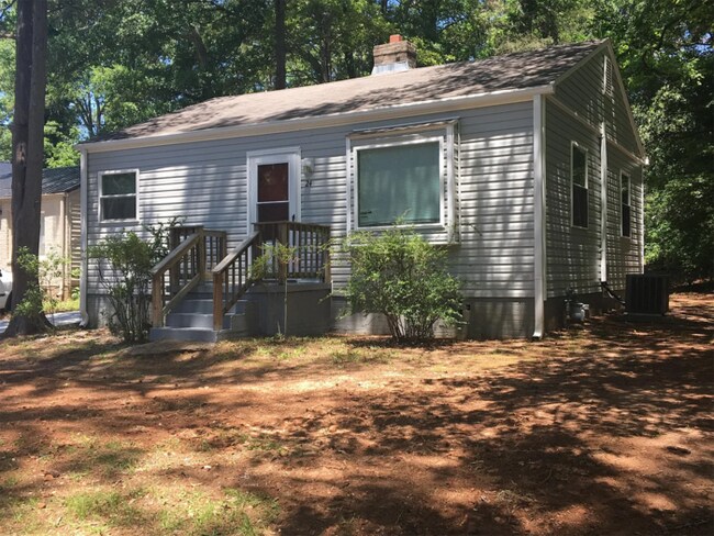 Foto del edificio - Beautiful 2 Bedroom 1 Bathroom Home with Spacious Living and Backyard