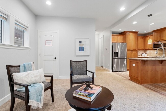 Foto del edificio - Beautiful 4-bdr/2.5 bath Hillsboro home w/ fireplace near nature area, Intel, Nike, and more