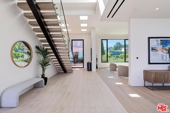 Foto del edificio - 2580 Roscomare Rd