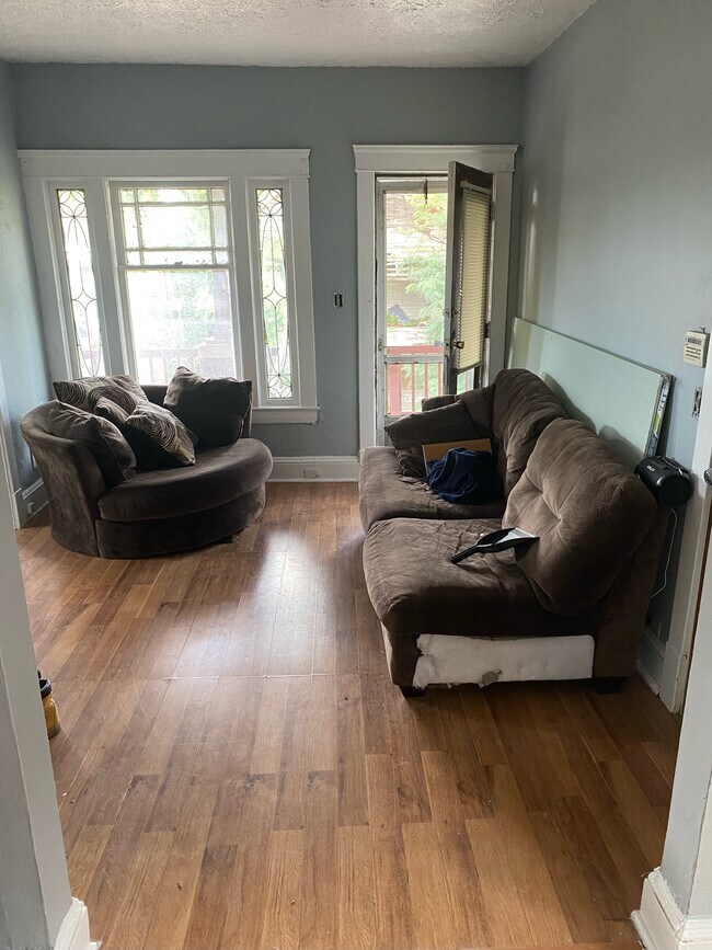 Living room - 1834 Marloes Ave