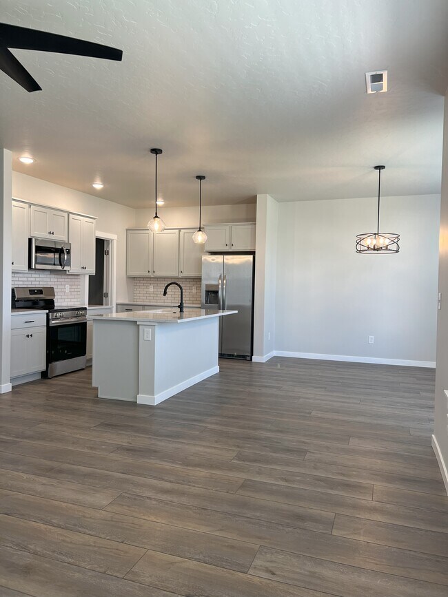 Building Photo - 2285 N Lithodora Ave