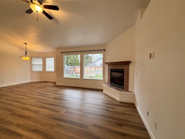 Building Photo - 4798 N Cengotita Ave