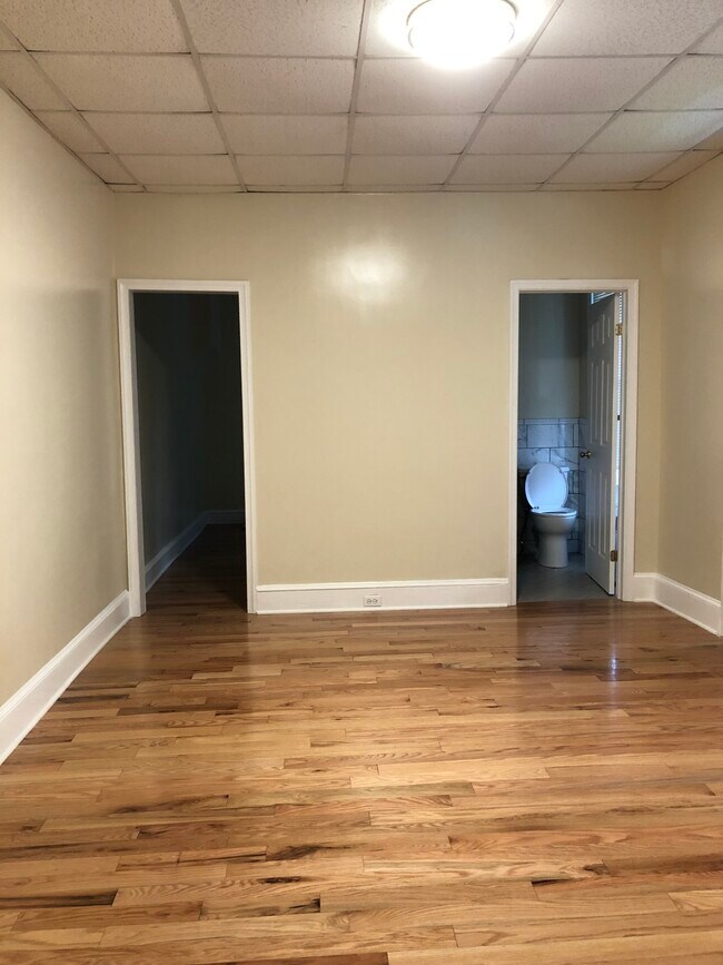 Building Photo - 202 Sumac St