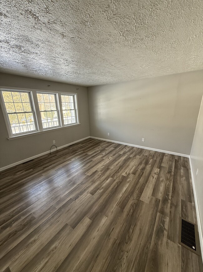 Building Photo - 128 W Beechwood Rd