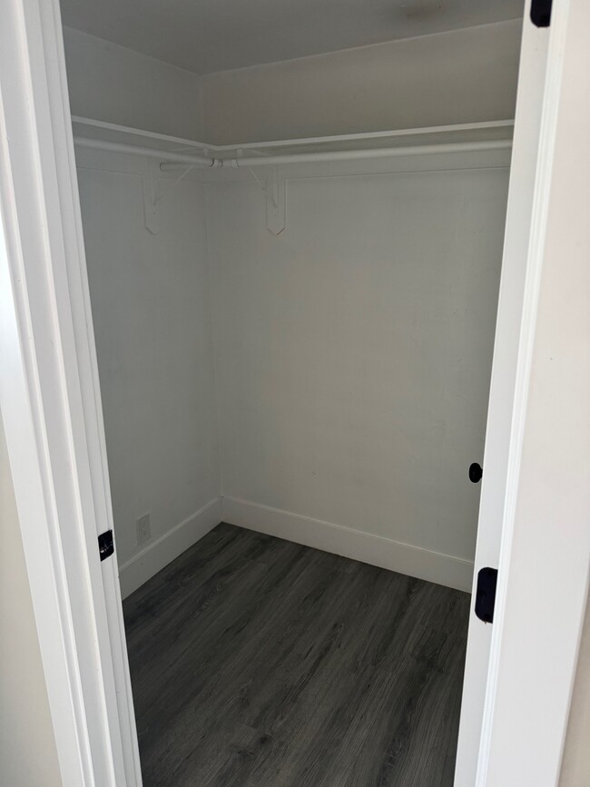 Walk in closet - 5167 Edgeware Rd