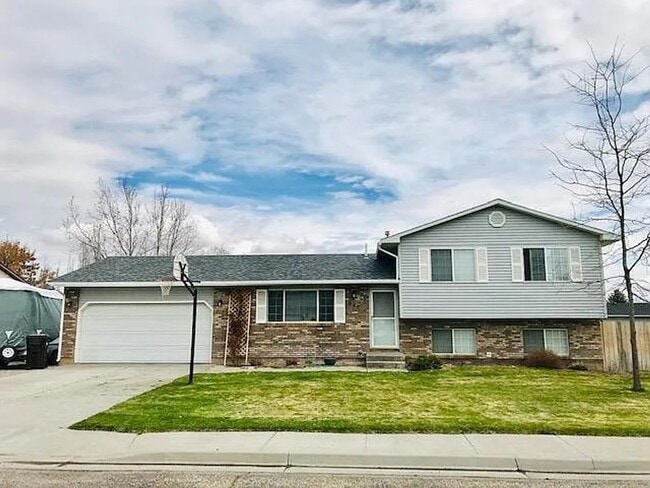 Building Photo - Large, Pet Friendly 5 Bedroom, 3 Bathroom Home for Rent in Ammon!  Fenced Backyard & Garage!  By ...