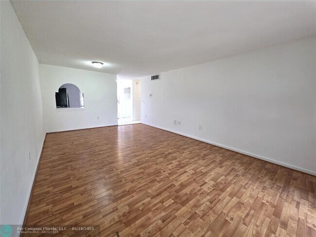Foto del edificio - 505 NW 177th St