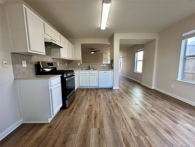 Building Photo - 20515 Hillsdale Park Dr