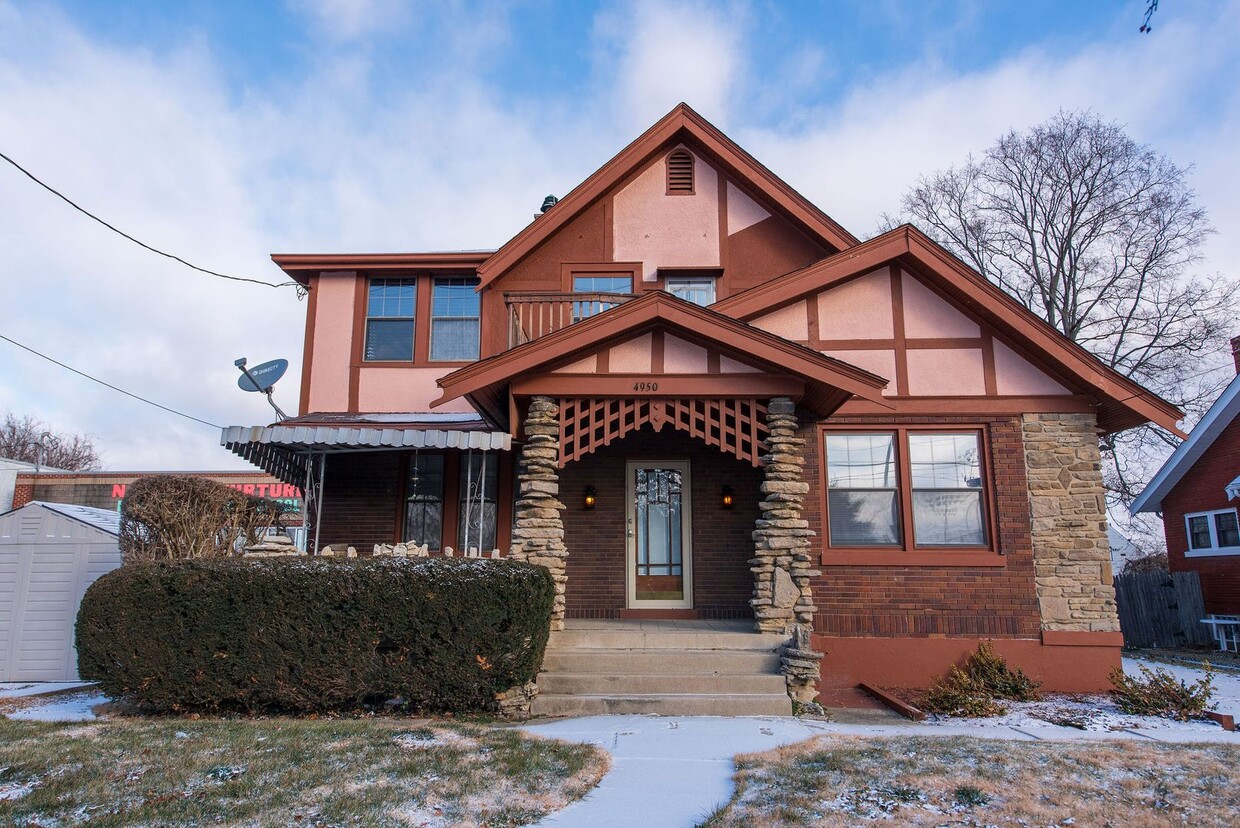 Beautifully updated Tudor style duplex. Upper unit. Large rooms. 2 balconies, private entry. Fenc... - Beautifully updated Tudor style duplex. Upper unit. Large rooms. 2 balconies, private entry. Fenc...
