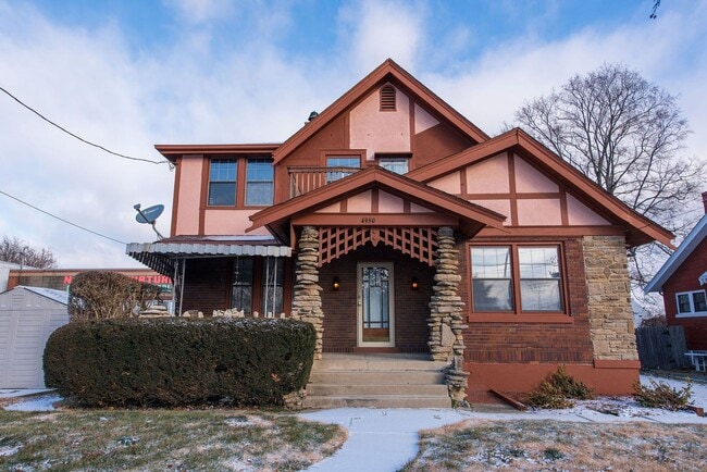 Beautifully updated Tudor style duplex. Upper unit. Large rooms. 2 balconies, private entry. Fenc... - Beautifully updated Tudor style duplex. Upper unit. Large rooms. 2 balconies, private entry. Fenc... Apartment