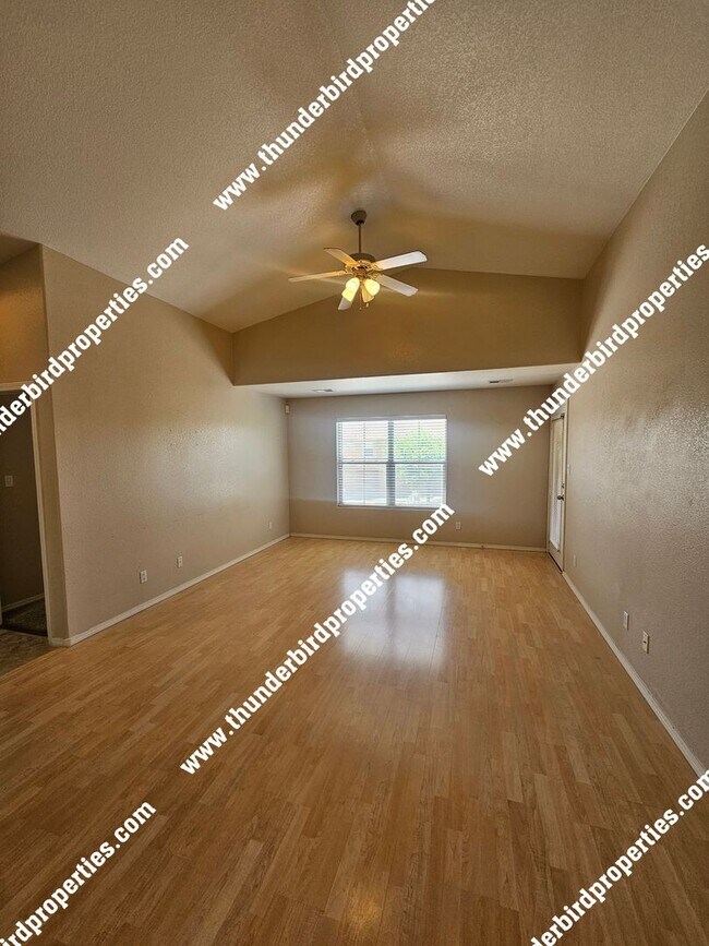 Foto del edificio - Gated Community with Refrigerated Air, 2 B...