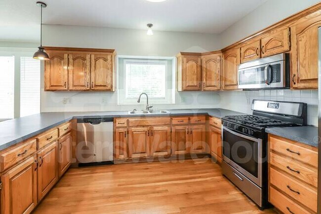 Building Photo - 4 Bed 2.5 Bath In Olathe! Available 9/1!!