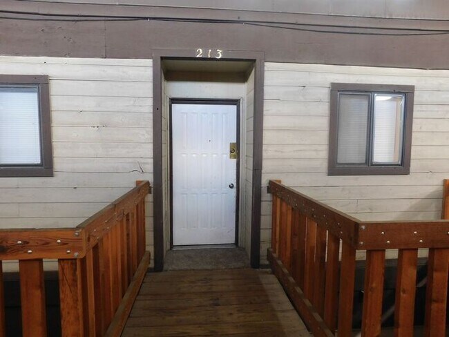 Foto del edificio - Charming 2-Bed Condo Near CMU & St. Mary’s – Great Amenities & Prime Location!