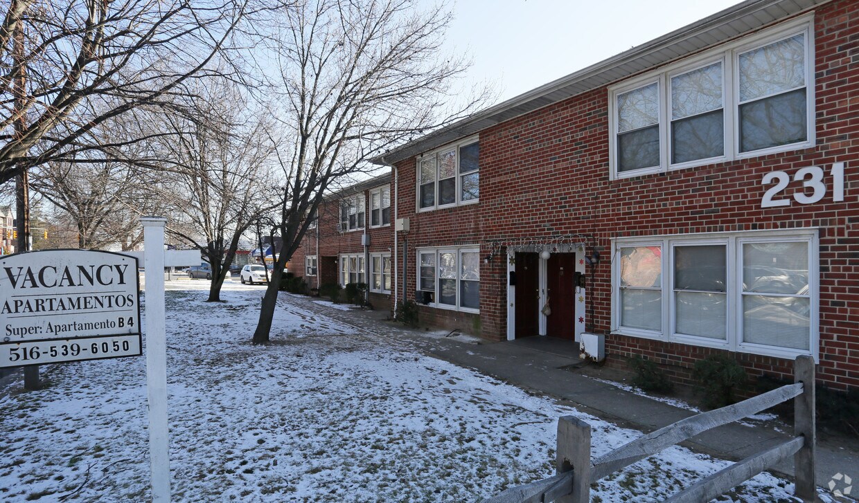 Foto principal - 231 W Merrick Rd