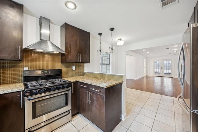 Building Photo - 3104 Fontana Dr