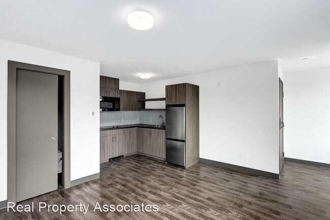 Building Photo - 817 NE 64th St