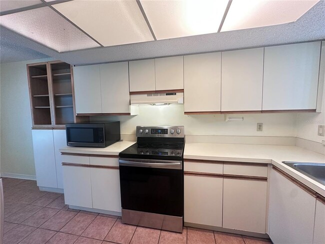 Building Photo - 6221 Timberlake Dr