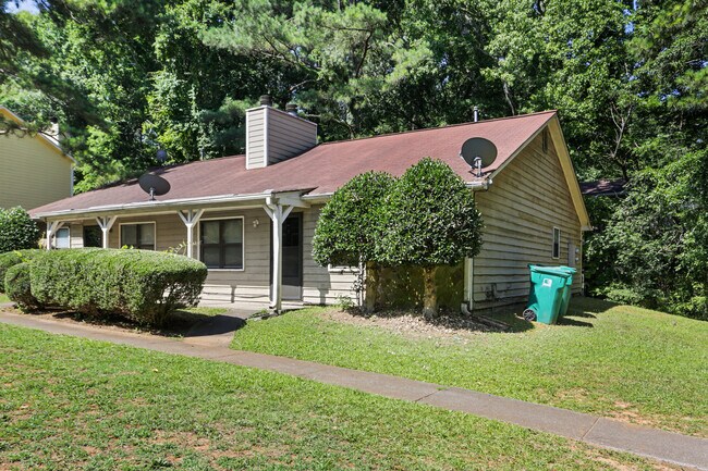 Building Photo - Super Cozy Space ! Will not Last Long! DUP...