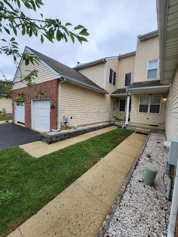 Building Photo - 648 Yale Ct